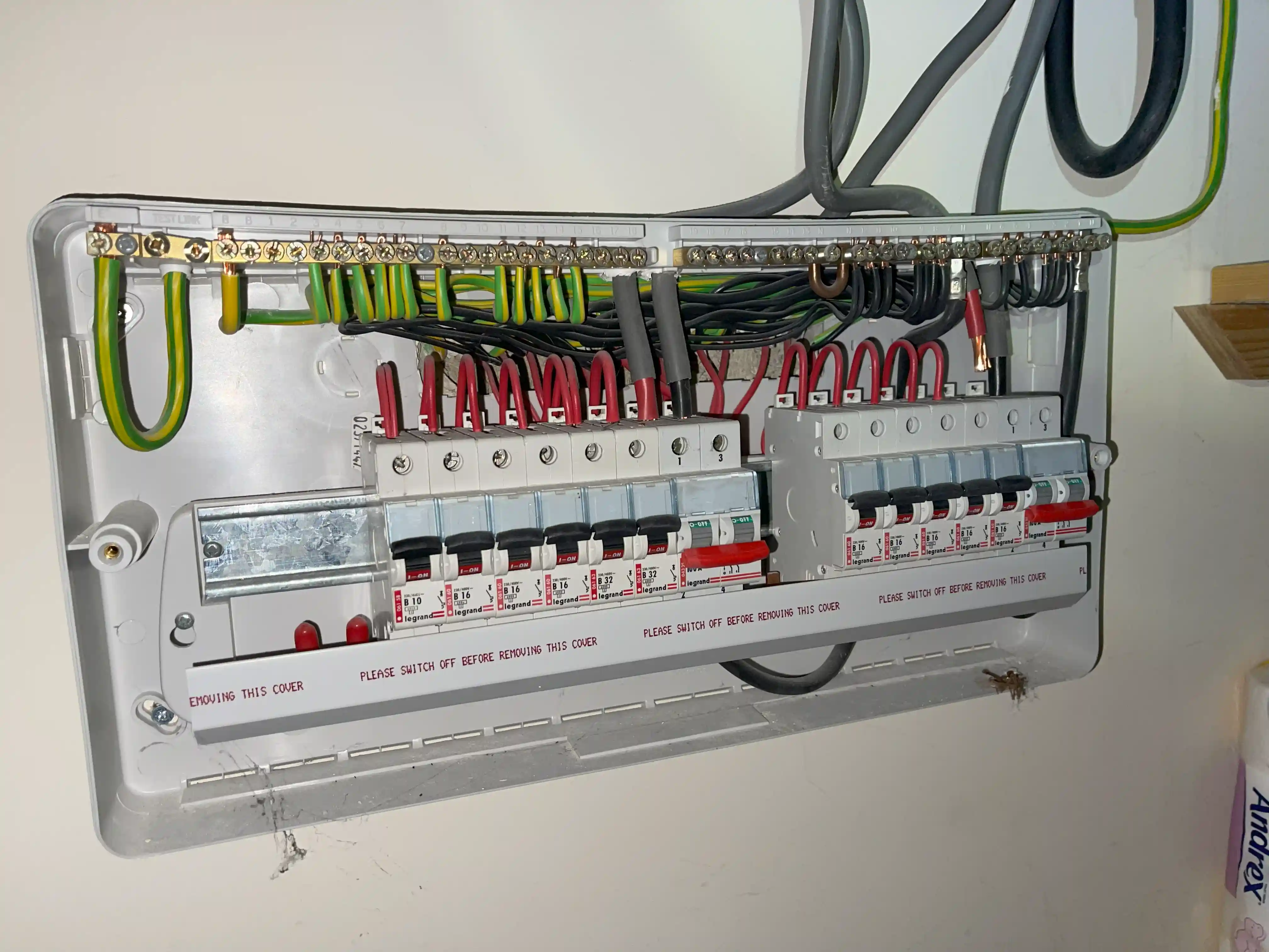 24 Hours Emergency Electrician near Oval